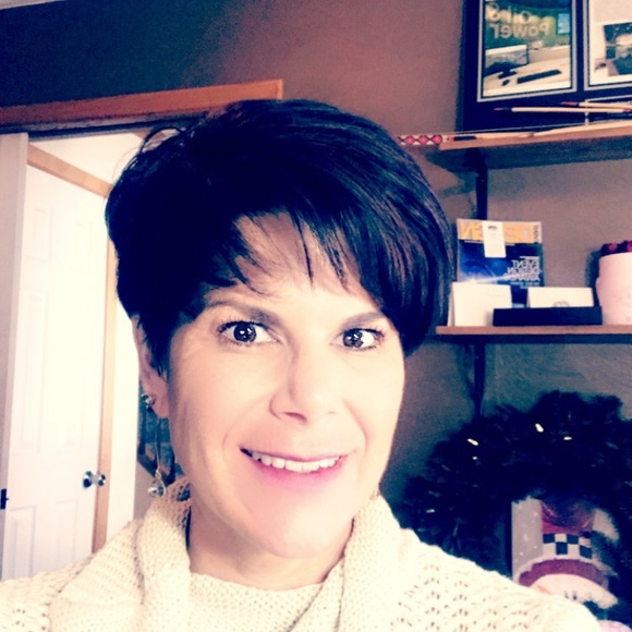 Profile Picture of Toni Compstonwells (@tcw1219) on Poshmark