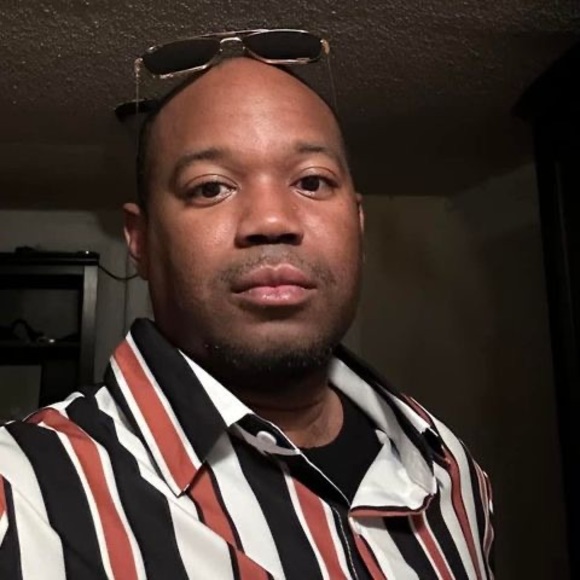 Profile Picture of Peter Aaron (@pja5529) on Poshmark