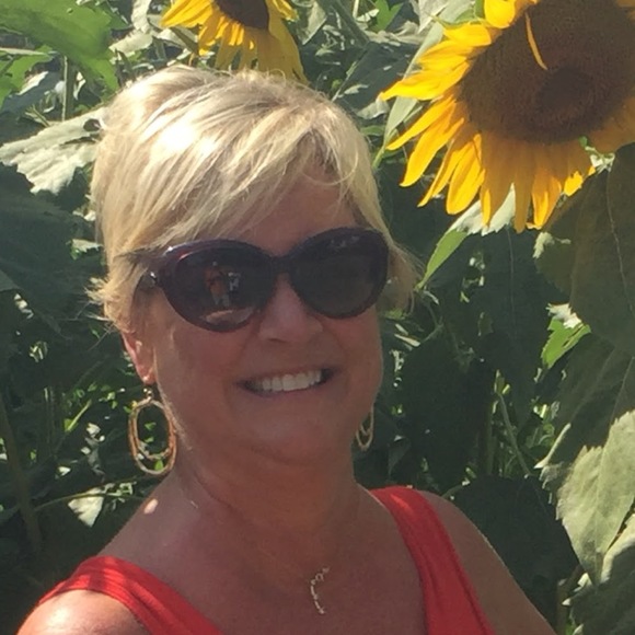 Profile Picture of Tracy Estes (@tracyestes632) on Poshmark
