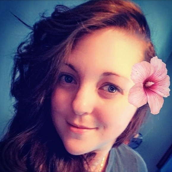 Profile Picture of Julia Moore (@jummo92) on Poshmark