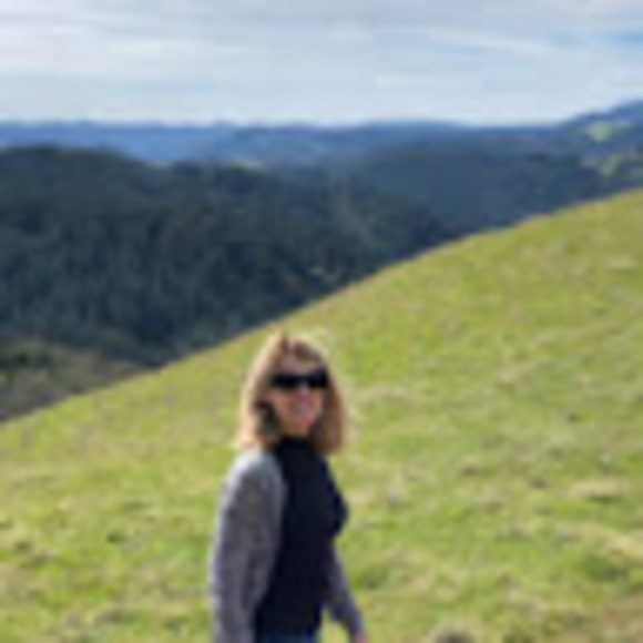 Profile Picture of Kim Simonik (@k_simonik) on Poshmark