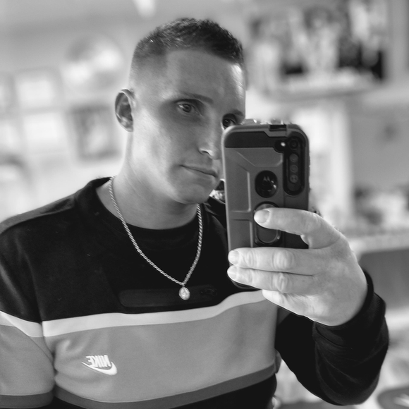 Profile Picture of David Roth (@daveroth23) on Poshmark