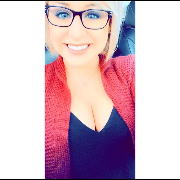 Profile Picture of Elexis Jaetzold (@elexisshae) on Poshmark