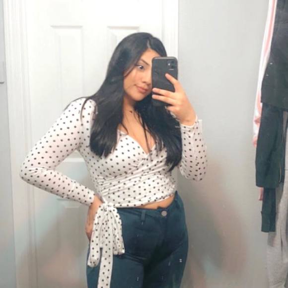 Profile Picture of Daniela Ytuarte (@danielaytuarte) on Poshmark