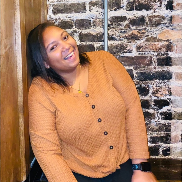 Profile Picture of Olivia Veasey (@oliviaveasey) on Poshmark