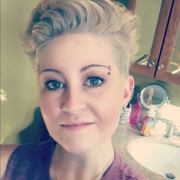 Profile Picture of Danielle Iovine (@diovine31) on Poshmark