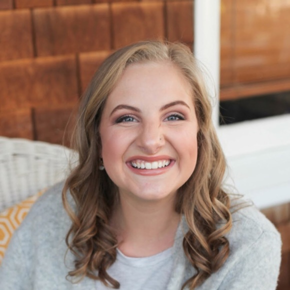 Profile Picture of Mariana Vandenheuvel (@marianavh99) on Poshmark