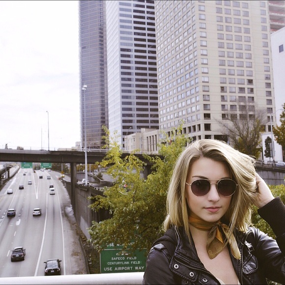 Profile Picture of Andie Lofgren (@andielinn2323) on Poshmark