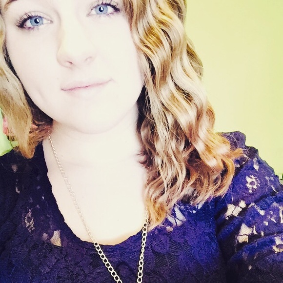 Profile Picture of Kirstie Moeller (@kirstburst123) on Poshmark