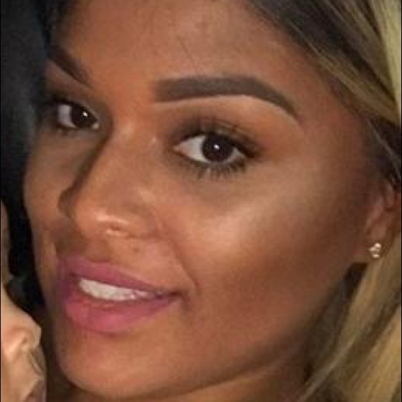 Simone Gordon - Poshmark Profile Picture of Simone Gordon (@sgordonx16) on Poshmark