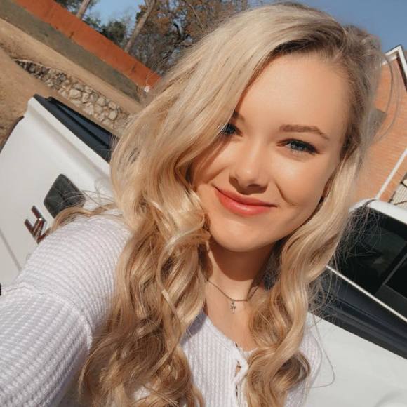 Profile Picture of Lacy Craig (@booboo44craig) on Poshmark
