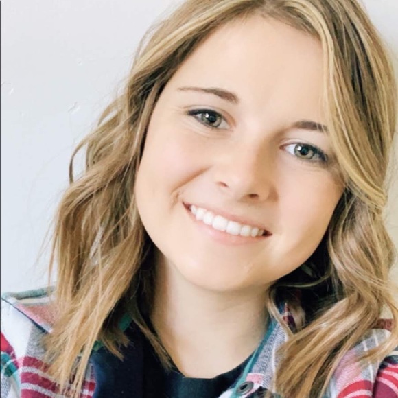 Profile Picture of Kelli Powers (@kellilpowers) on Poshmark