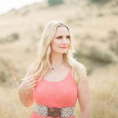Profile Picture of Amanda Thorne (@thorneartistry) on Twitter