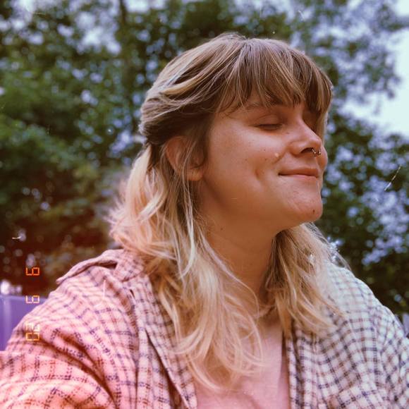 Profile Picture of Julia Tarbox (@jetatsunflower) on Poshmark