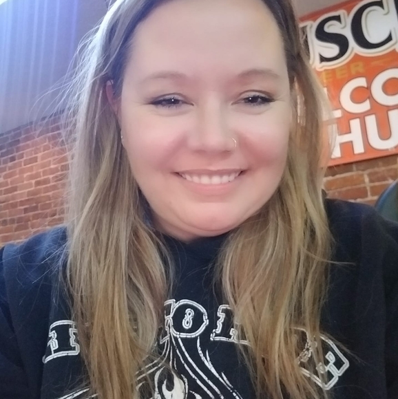 Profile Picture of Carolyn Williams vandervort (@carrolchick) on Poshmark