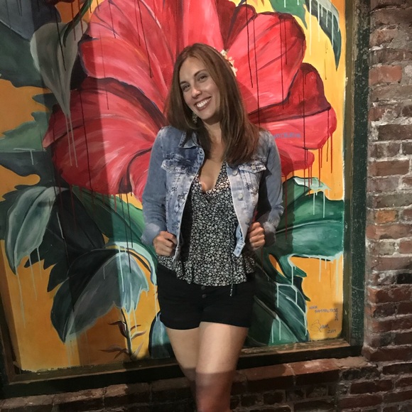 Profile Picture of Lauren Tatarouns (@laurentatarouns) on Poshmark