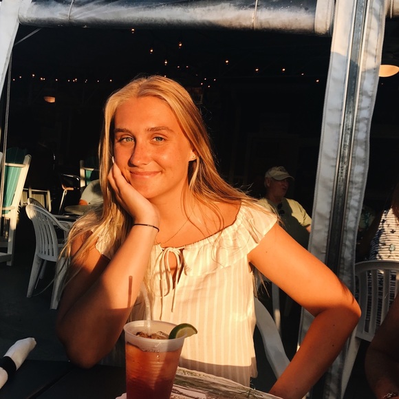 Profile Picture of Liz Kunze (@lizkunze) on Poshmark