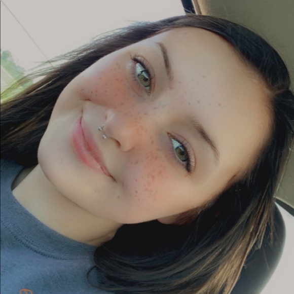 Profile Picture of Destiny Ronnfeldt (@desron84) on Poshmark