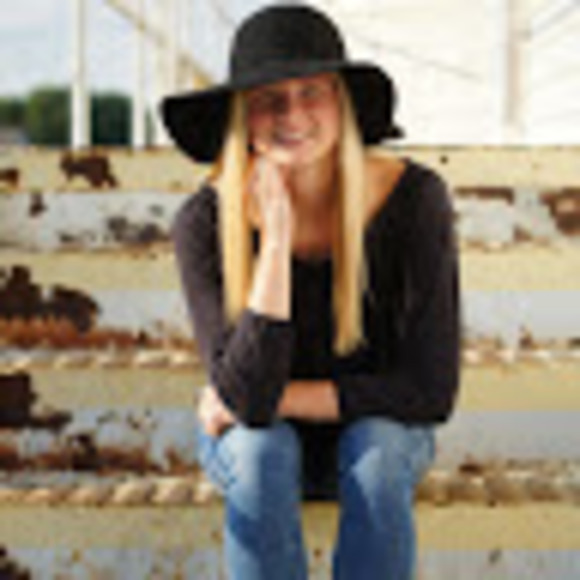 Profile Picture of Anmarie Stuit (@anmariestuit) on Poshmark