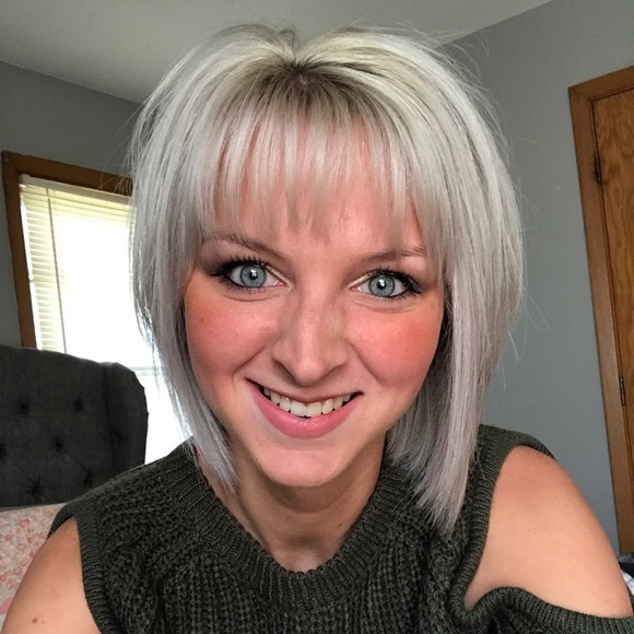 Profile Picture of Amanda Rentschler (@arench2) on Poshmark