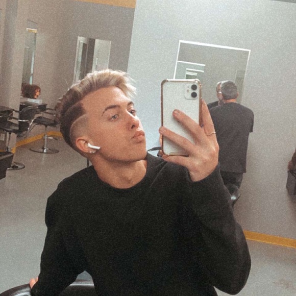 Profile Picture of Sean Weaver (@seanweaver01) on Poshmark