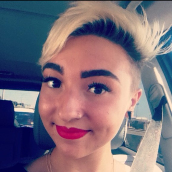 Profile Picture of Chandlar Vandersteen (@chandlar) on Poshmark