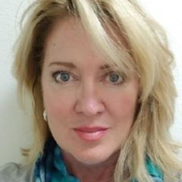 Profile Picture of Dawn Mann (@sunrize55) on Poshmark