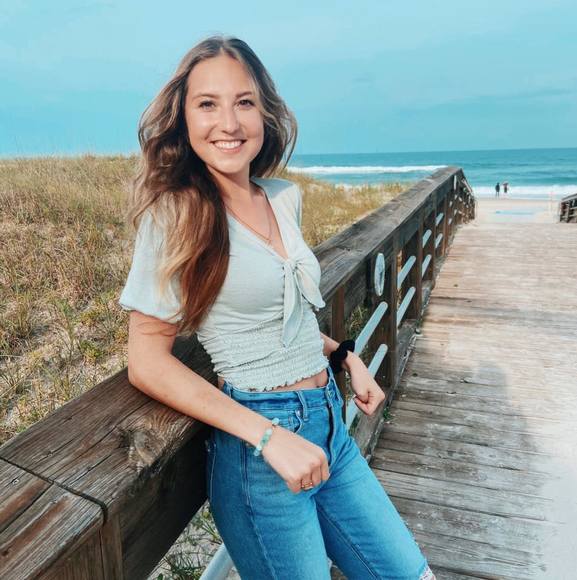 Profile Picture of Abby Dionise (@abbee17) on Poshmark