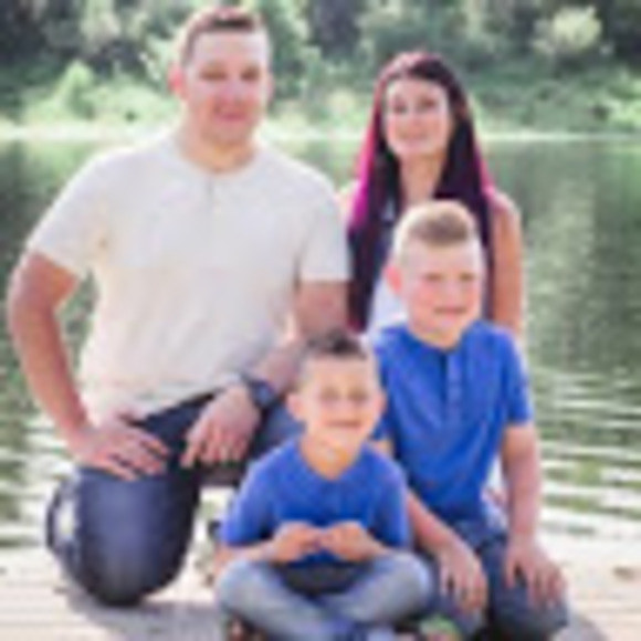 Profile Picture of Ashley Retzlaff (@retzlaffashley) on Poshmark