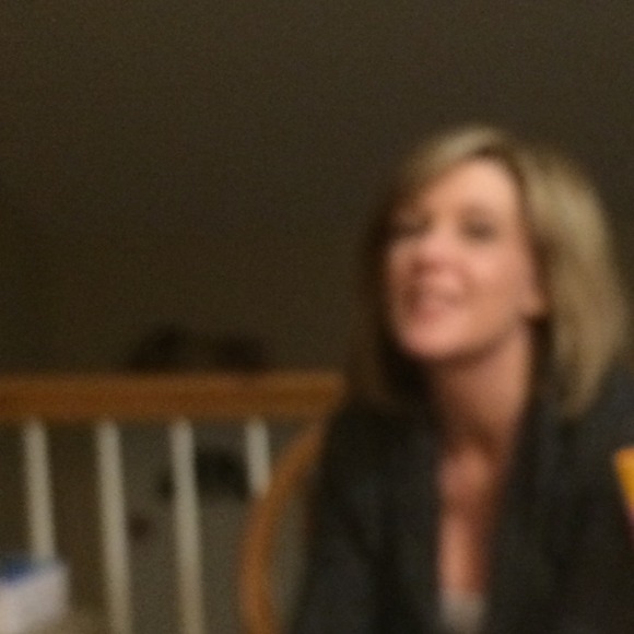 Profile Picture of Leslie Schirk (@les2014) on Poshmark