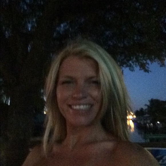 Profile Picture of Jessie Johnston (@jessiejohn3) on Poshmark