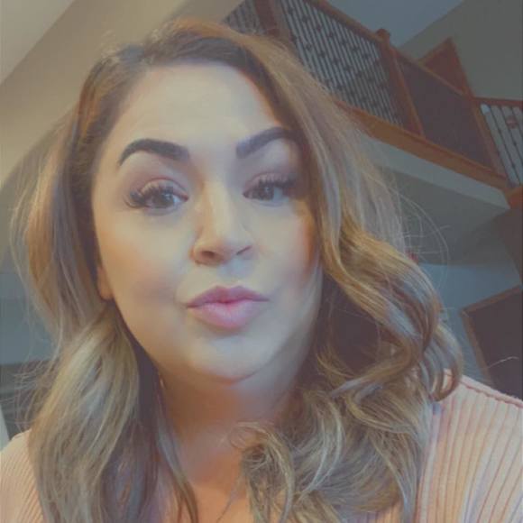 Profile Picture of Laura Rebollero (@mami_03chula) on Poshmark