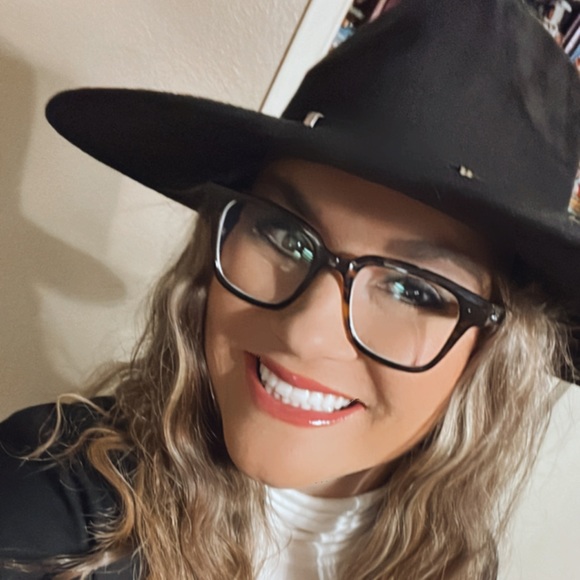 Profile Picture of Krystal Sikma (@krystal11sikma) on Poshmark