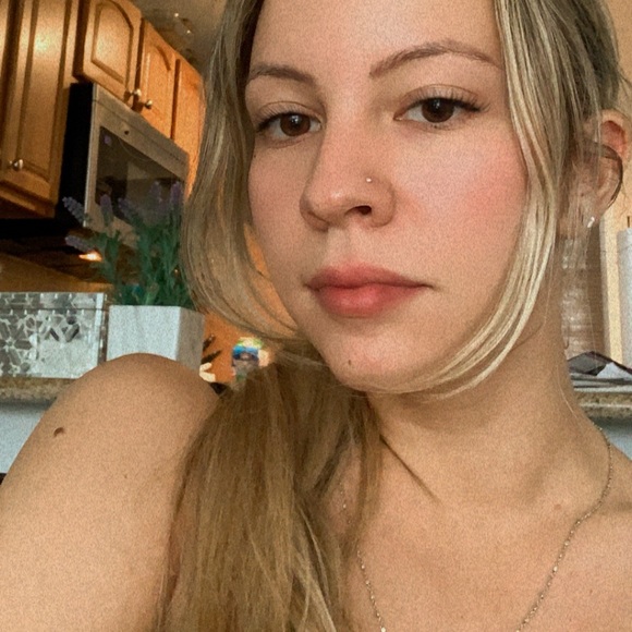 Amanda Borges - Poshmark Profile Picture of Amanda Borges (@amandaborges586) on Poshmark