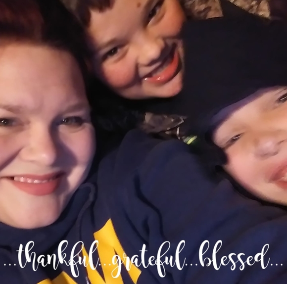 Profile Picture of Amanda Bowling (@amandarenee07) on Poshmark