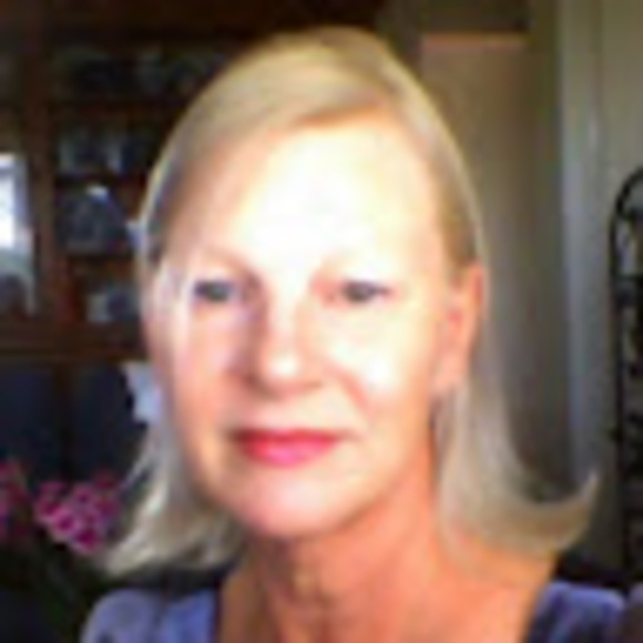 Profile Picture of Sandie Carless (@sandiecarless) on Poshmark