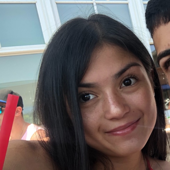 Profile Picture of Victoria Lovaglio (@victoria09988) on Poshmark