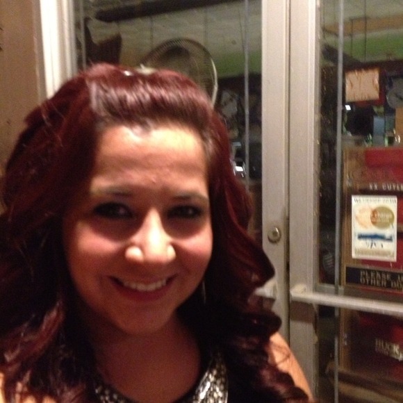 Profile Picture of Emily Barron (@cutiecupcakes1) on Poshmark