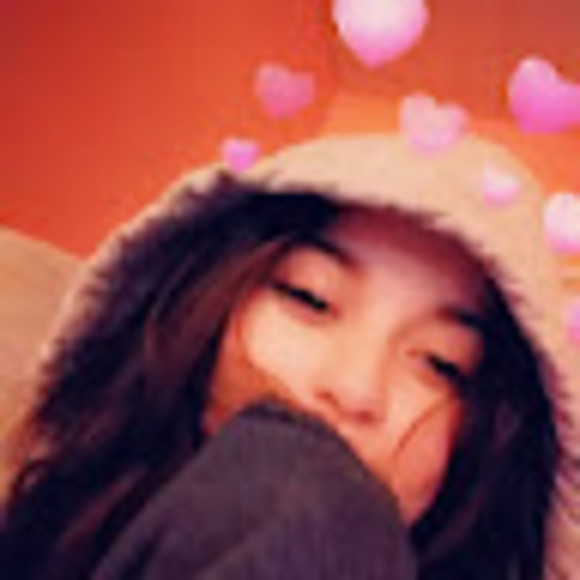 Profile Picture of Emily Elekonich (@emilyelekonich) on Poshmark