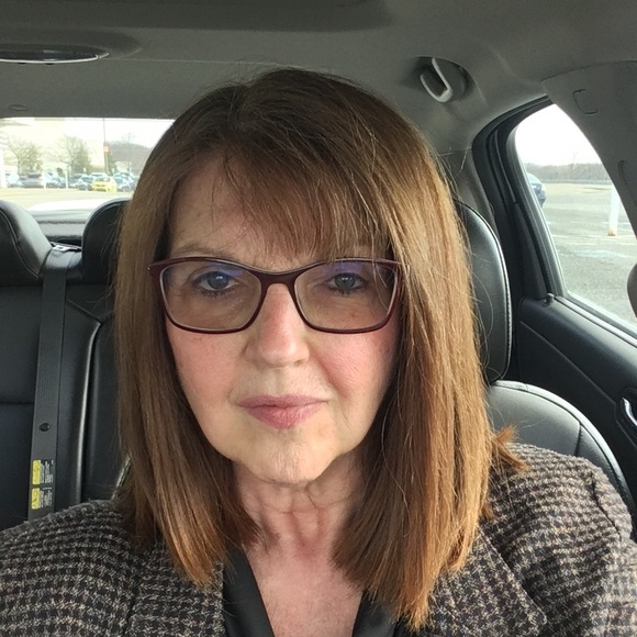 Profile Picture of Lezlee Shulik (@feaeaa) on Poshmark
