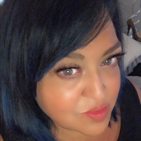 Profile Picture of Diva Ginny (@divaginny) on Poshmark