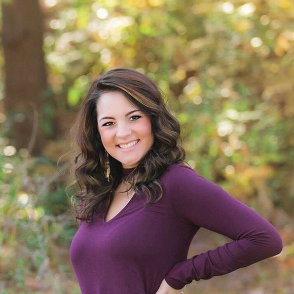Profile Picture of Brianne Neil (@brie_brieee) on Poshmark