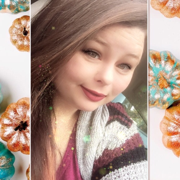Profile Picture of Amber Cupples (@a_cupples) on Poshmark
