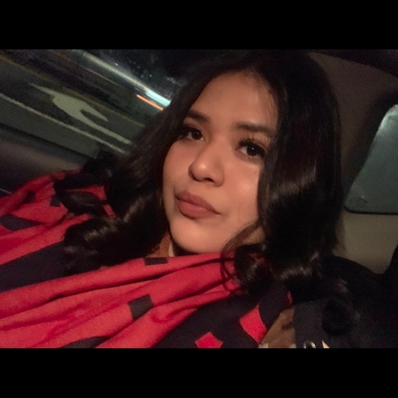 Profile Picture of Jackeline Virto (@jackievee96) on Poshmark