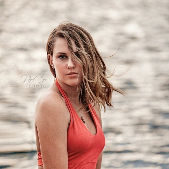 Profile Picture of Meredith Reeves (@mermer2sea) on Poshmark