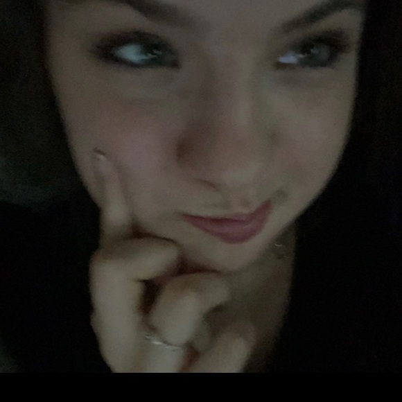 Profile Picture of Jessalyn Lauramore (@jessalyn_l) on Poshmark