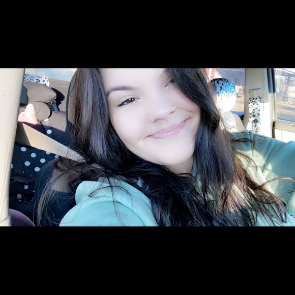 Profile Picture of Constance Bartle (@constance415) on Poshmark