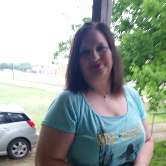 Profile Picture of Vicki Alexander (@vickikillough) on Poshmark