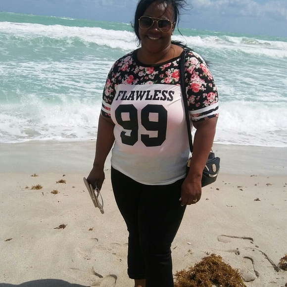 Profile Picture of Tonya Booker (@lynettebooker) on Poshmark