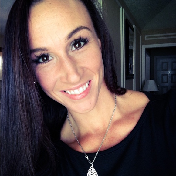 Profile Picture of Amanda Bingeman (@amandabdallas) on Poshmark